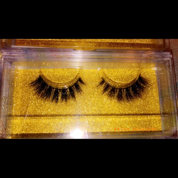 Lashes - Picture 3 of 11